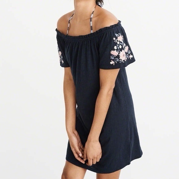 Abercrombie & Fitch Dresses & Skirts - Abercrombie & Fitch Black Floral Embroidered Off The Shoulder Mini Dress sz S
